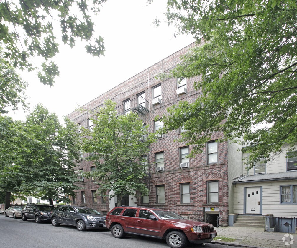 Primary Photo - 240 Winthrop St