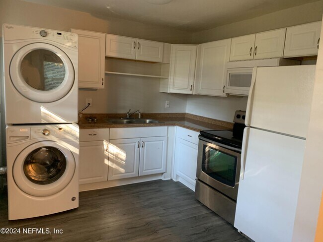 Building Photo - 201 9th St S