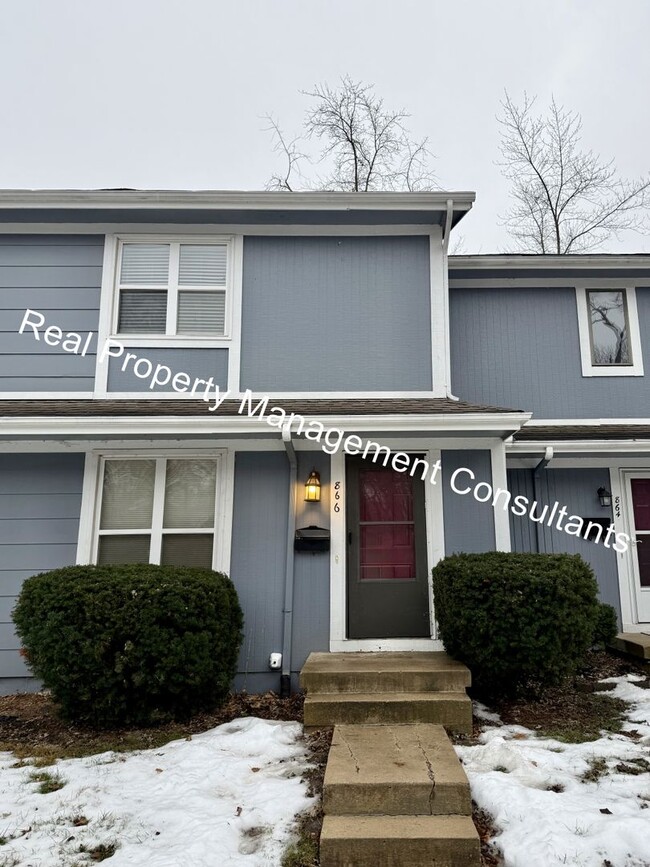 Building Photo - Updated 2 Bedroom Townhome