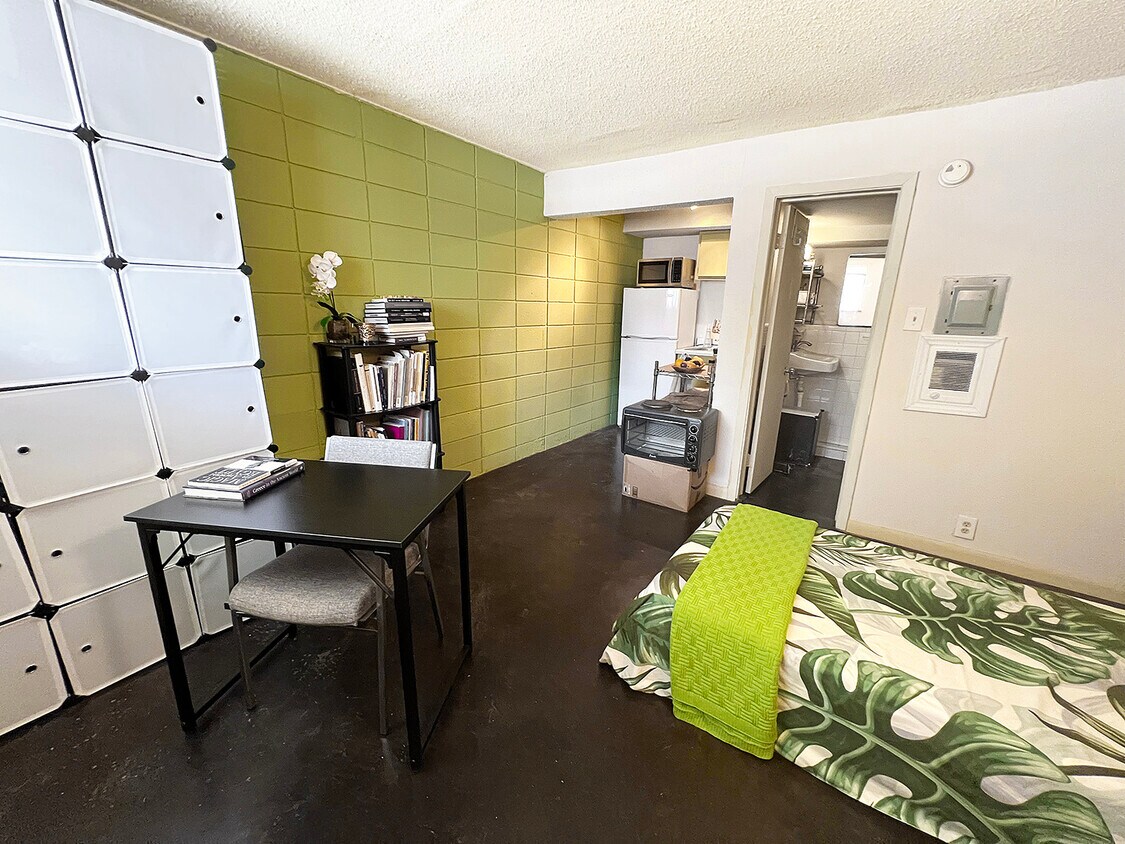 Studio - 300 E 30th St