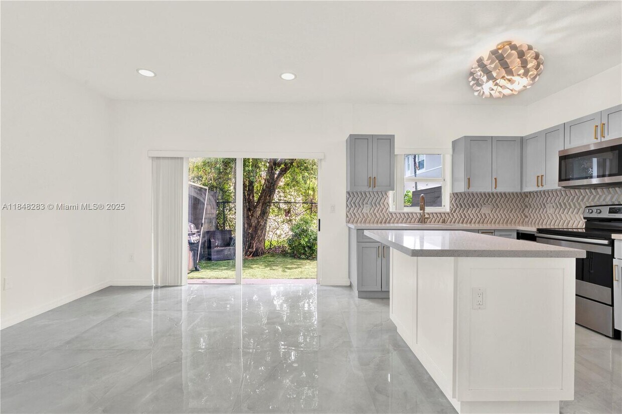 Foto principal - 1637 SE 30th St