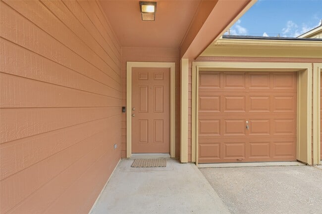 Building Photo - 12914 Pecan Shores Dr