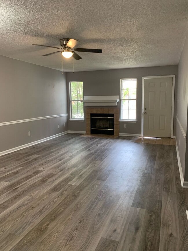 Building Photo - Spectacular Freshly Renovated 2 Bedroom 2 ...