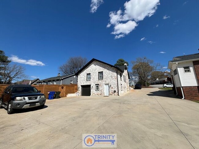 Foto del edificio - Rare Gem On Old Augusta Road! 3 Bed, 3 Bat...