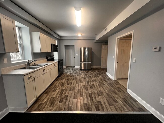 Building Photo - 2185 River Rd