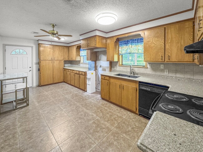 Building Photo - 1080 Pine Cone Ln