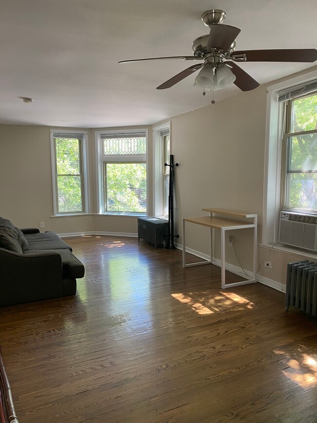 Livingroom - 2900 N Richmond St