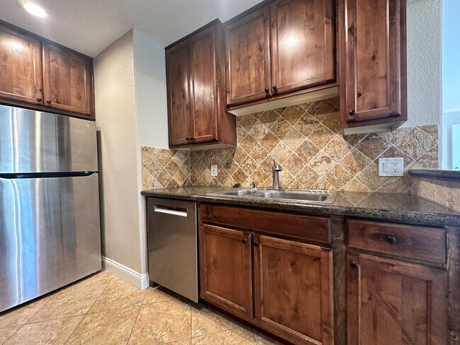 Building Photo - Charming 2 bed 1.5 bath Spanish Style Cond...