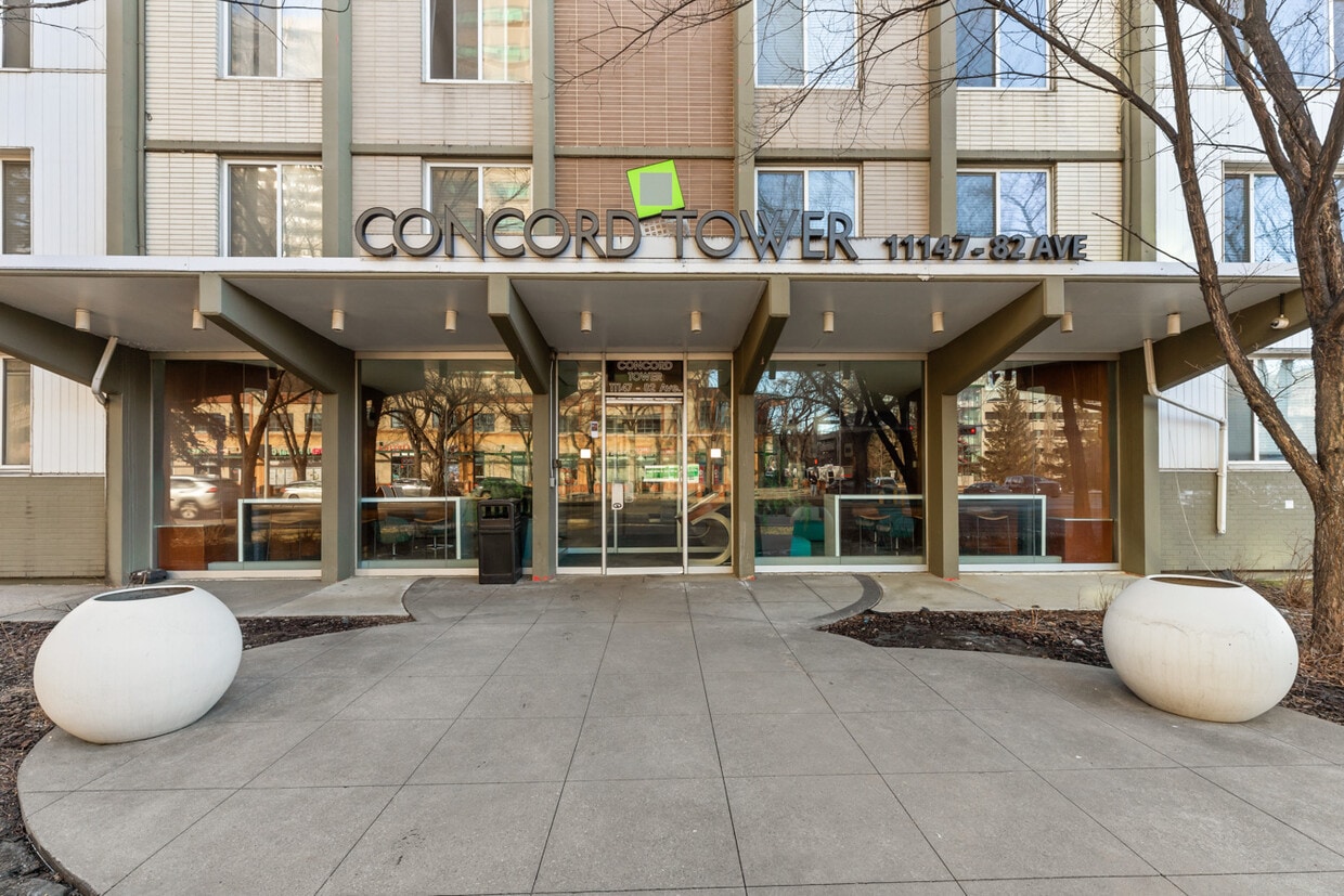 Photo principale - 11147 Whyte Ave NW