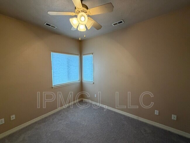 Building Photo - 568 1/2 Garden Grove Court