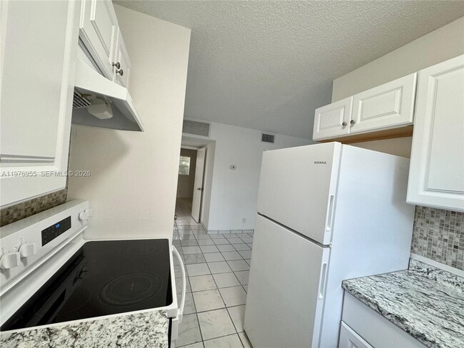 Foto del edificio - 4140 Woodside Dr