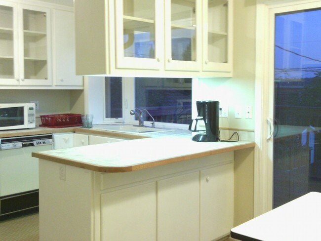 Kit2 - 4721 University View Pl NE