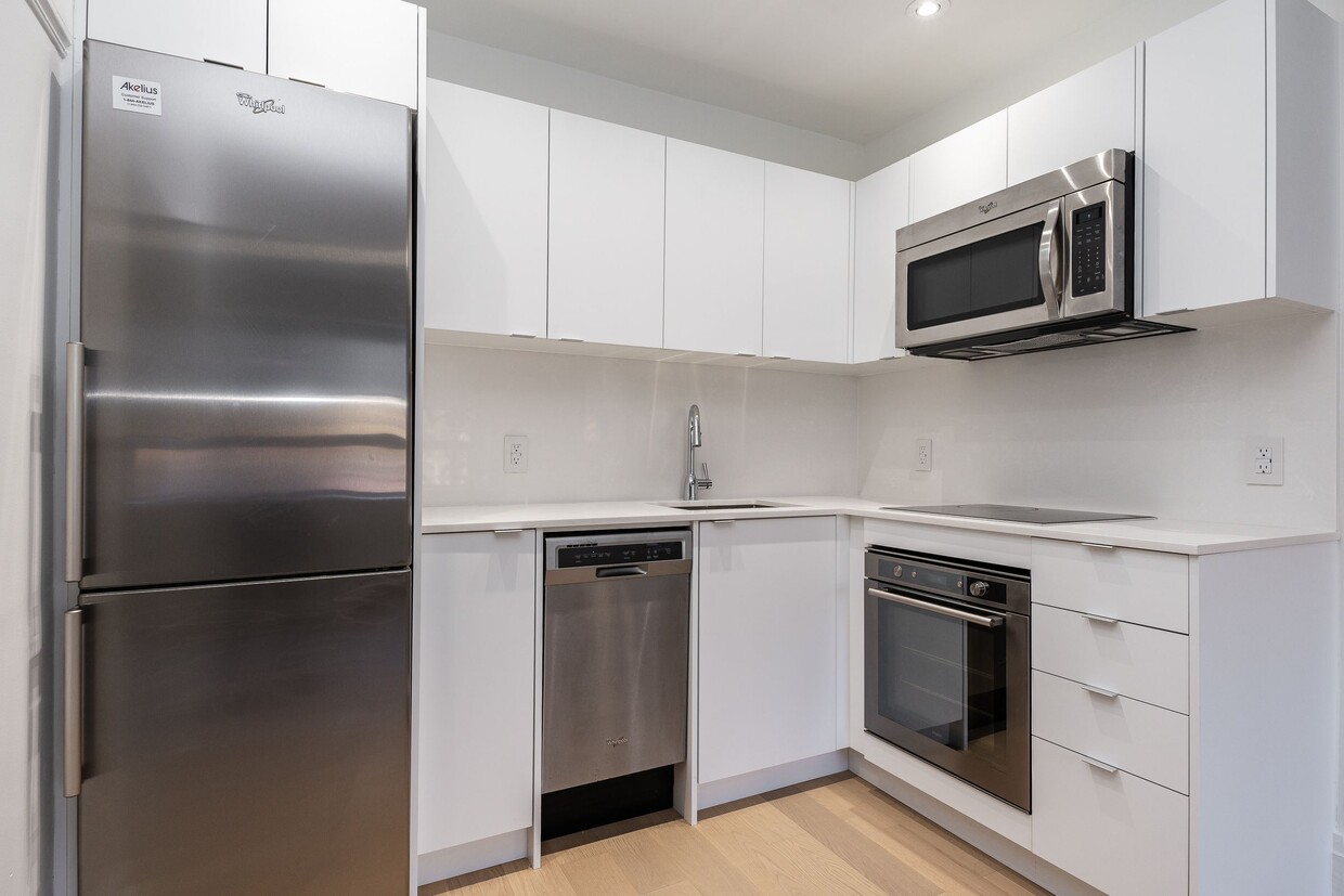 Primary Photo - 110 Oriole Pky