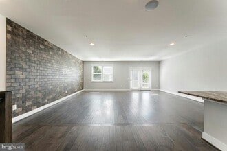 Building Photo - 44750 Tiverton Sq