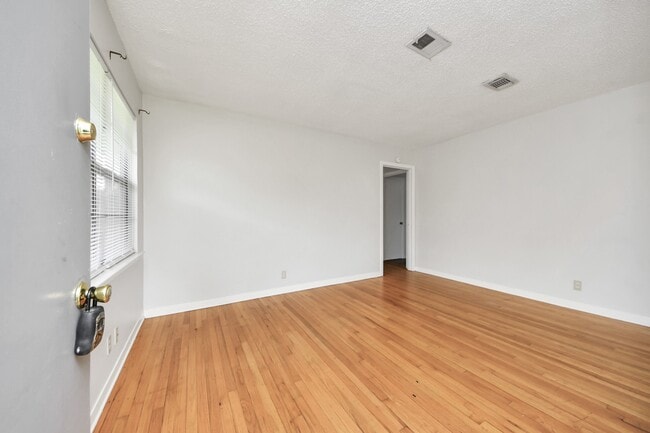 Building Photo - 1324 Bennett Dr