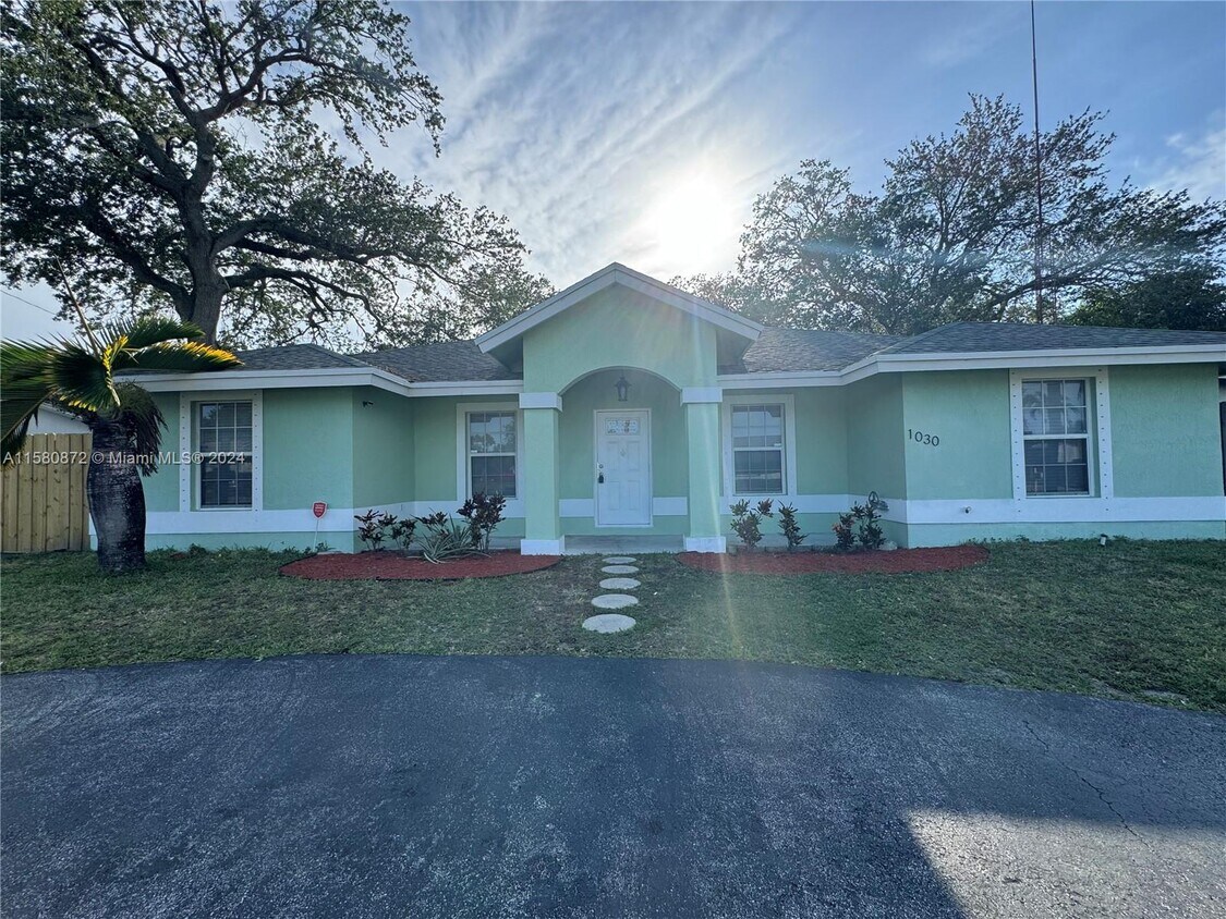 Primary Photo - 1030 SW 66th Ave