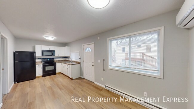 Building Photo - 2 Bedroom 1 Bathroom Home