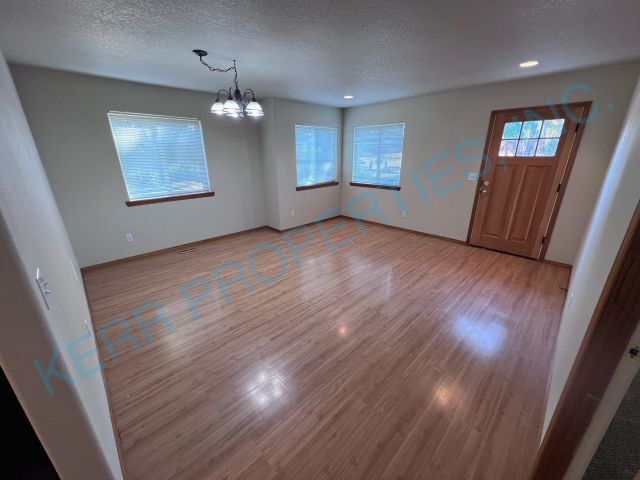 Building Photo - Beautiful 1704 sq ft 3 bedroom home locate...