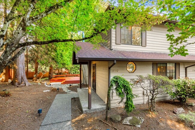 Building Photo - 3BD 2BA Townhouse - 1 Car Detached Garage