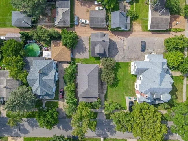 Foto del edificio - Click the “Apply Now” button or email wapmrentals@gmail.com for a prompt response.