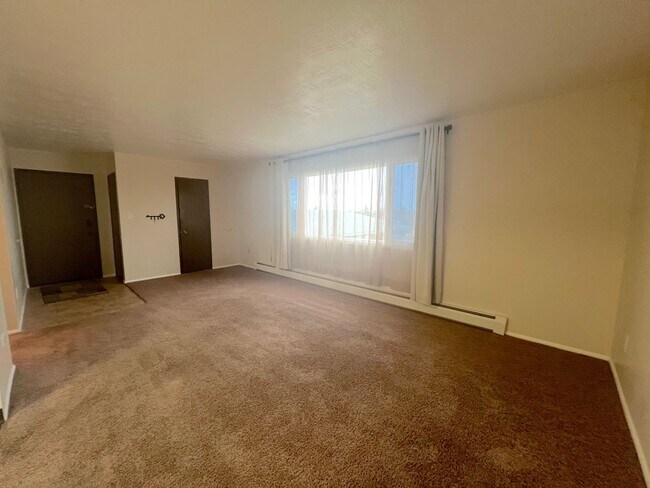 Building Photo - Extra Large 2 bedroom 1.5 Bath Centrally L...