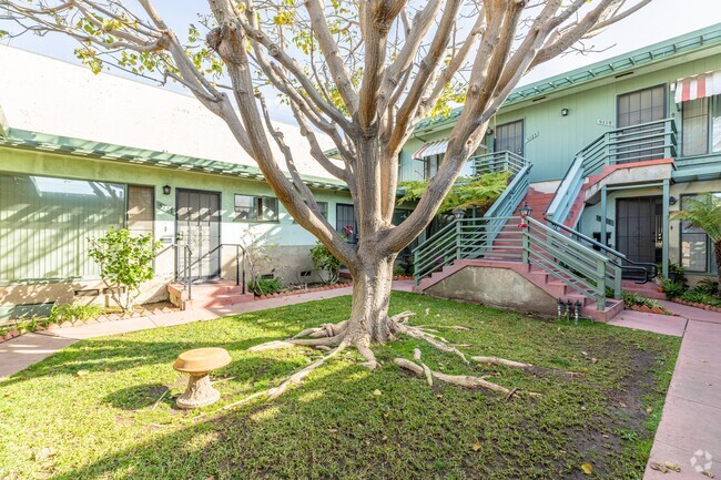 Gorgeously Landscaped Courtyard - Bel Arms Apartments