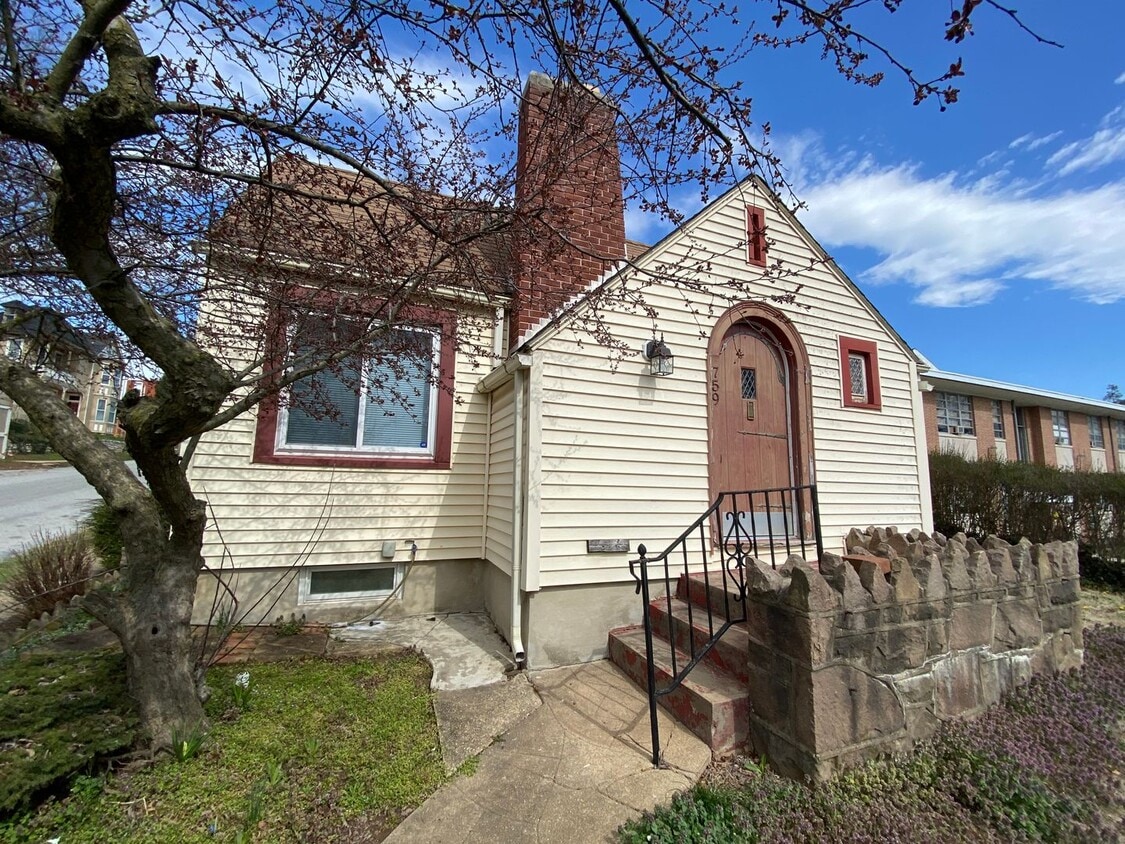 Primary Photo - Cottage *Move in Special*
