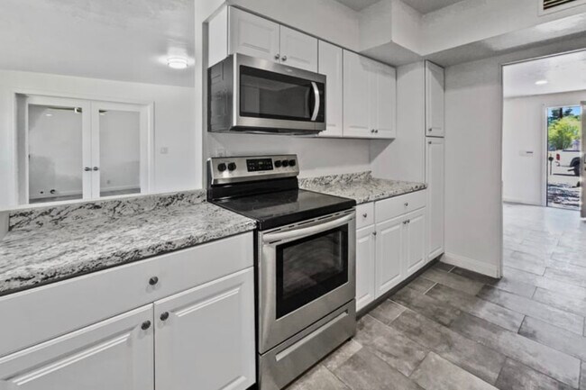 Building Photo - 2133 S Avenida Del Sol
