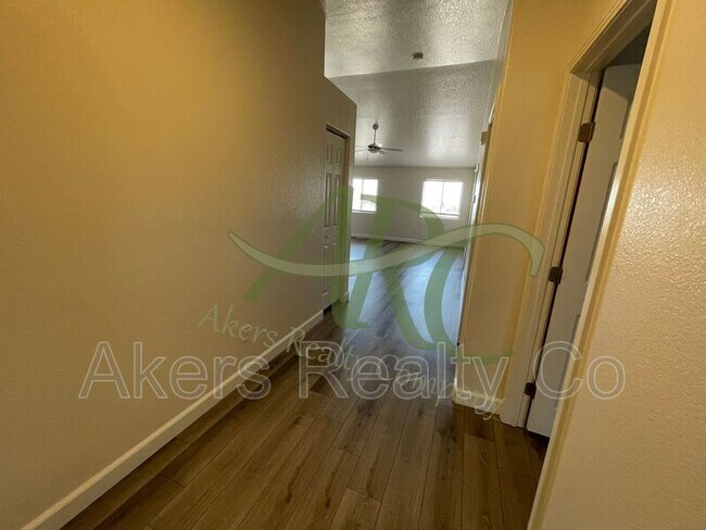 Foto del edificio - 951 S Harmony Ln
