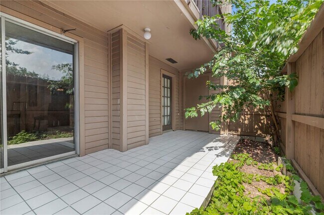 Foto del edificio - 10555 Turtlewood Ct