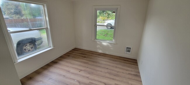 Foto del edificio - 11346 Sunnyside Ave N