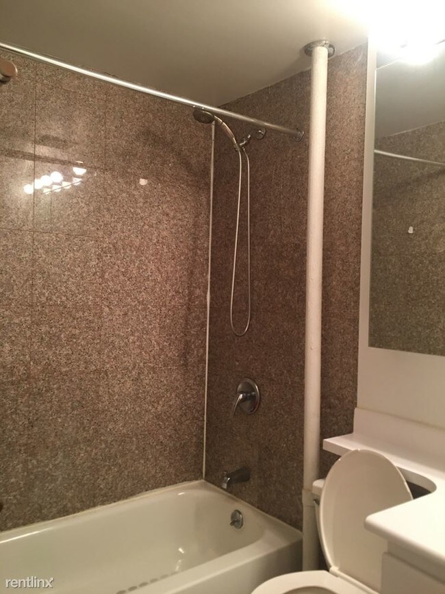 Foto del edificio - 1 br, 1 bath Apartment - 245 E 10th St