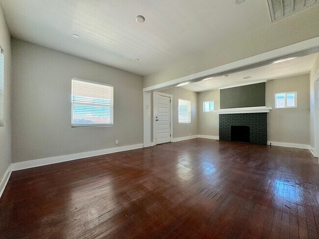 Foto del edificio - 2 bed w/REFRIG A/C and HUGE finished basem...