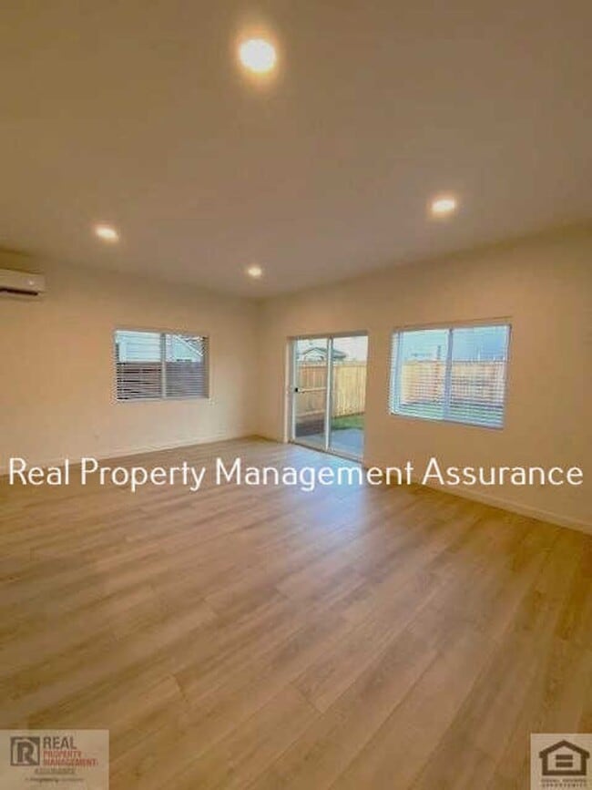 Foto del edificio - Modern 3 Bedroom Duplex With Garage!!