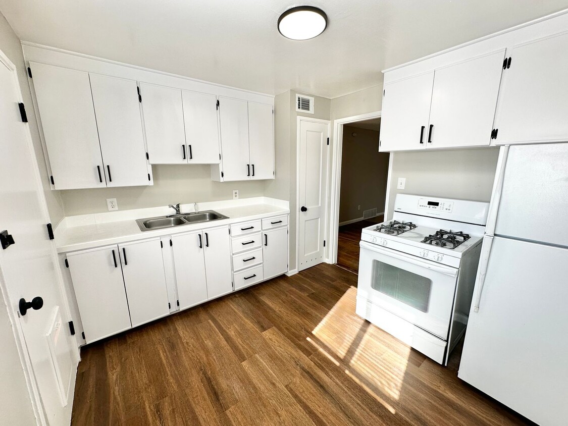 Foto principal - 2 Weeks FREE! Beautiful 2 Bed 1 Bath with ...