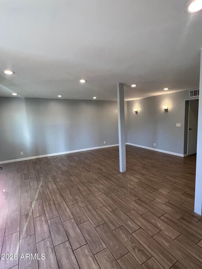 Foto del edificio - 1115 E Whitton Ave