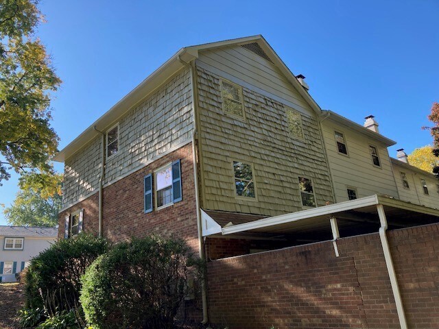 Building Photo - 3 BR 2.5 BA End Unit Townhouse
