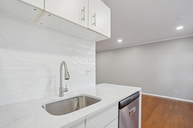 Building Photo - 56 68th St