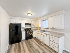 Building Photo - 2659 Deckner Ave