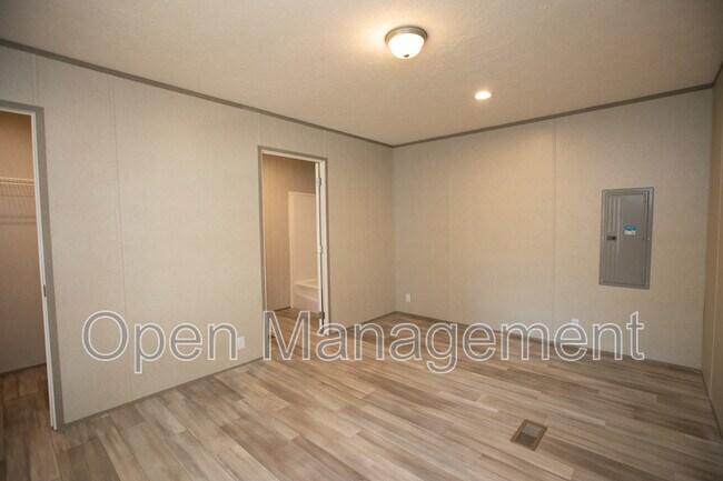 Foto del edificio - 7534 US-60