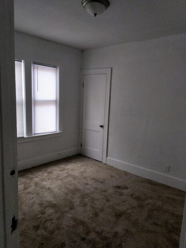 Building Photo - Spacious 3 bedroom located on the city’s east side