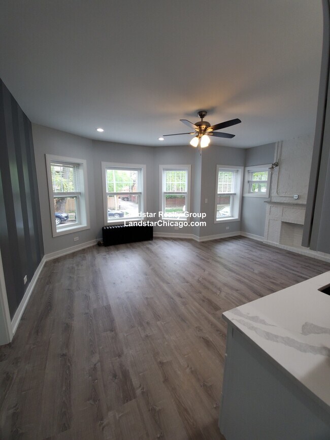 Foto del edificio - 1055 W Glenlake Ave