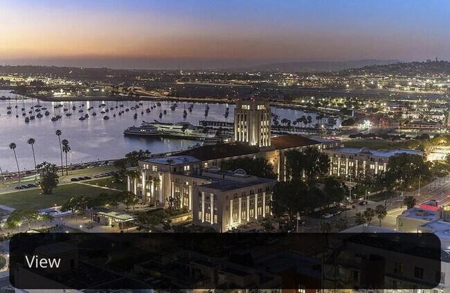 Foto del edificio - Panoramic Bayfront Luxury Living in the Heart of Little Italy