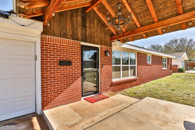 Building Photo - Cute 3 Bedroom