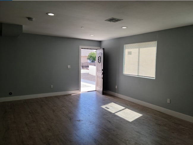 Building Photo - 33(1635)