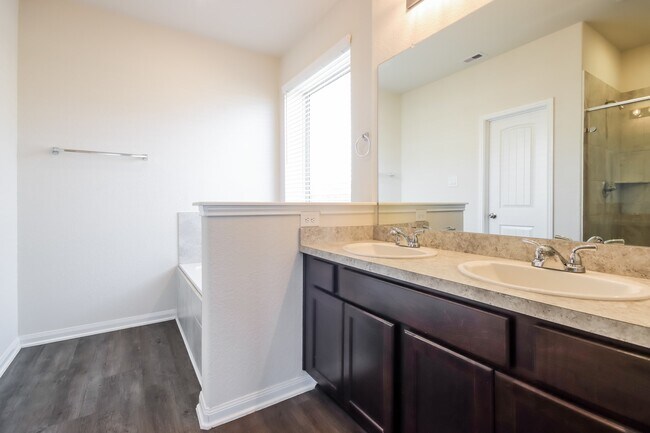 Foto del edificio - 15825 Roberto Clemente Ct