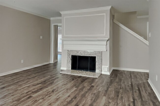 Foto del edificio - 1315 Forest Hollow Dr