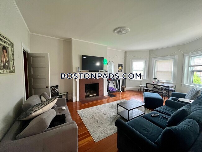 Building Photo - 917 Beacon St