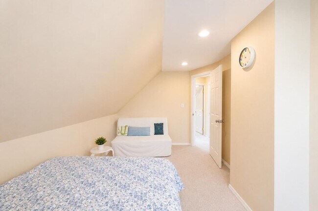 Building Photo - 220 Cypress Ln W