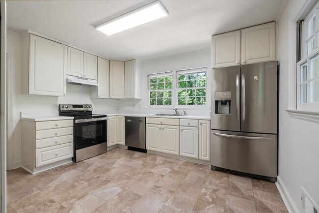 Foto del edificio - Perfect for Roommates — 4BD/3BA Near Franklin Street & UNC Campus | No August Rent!
